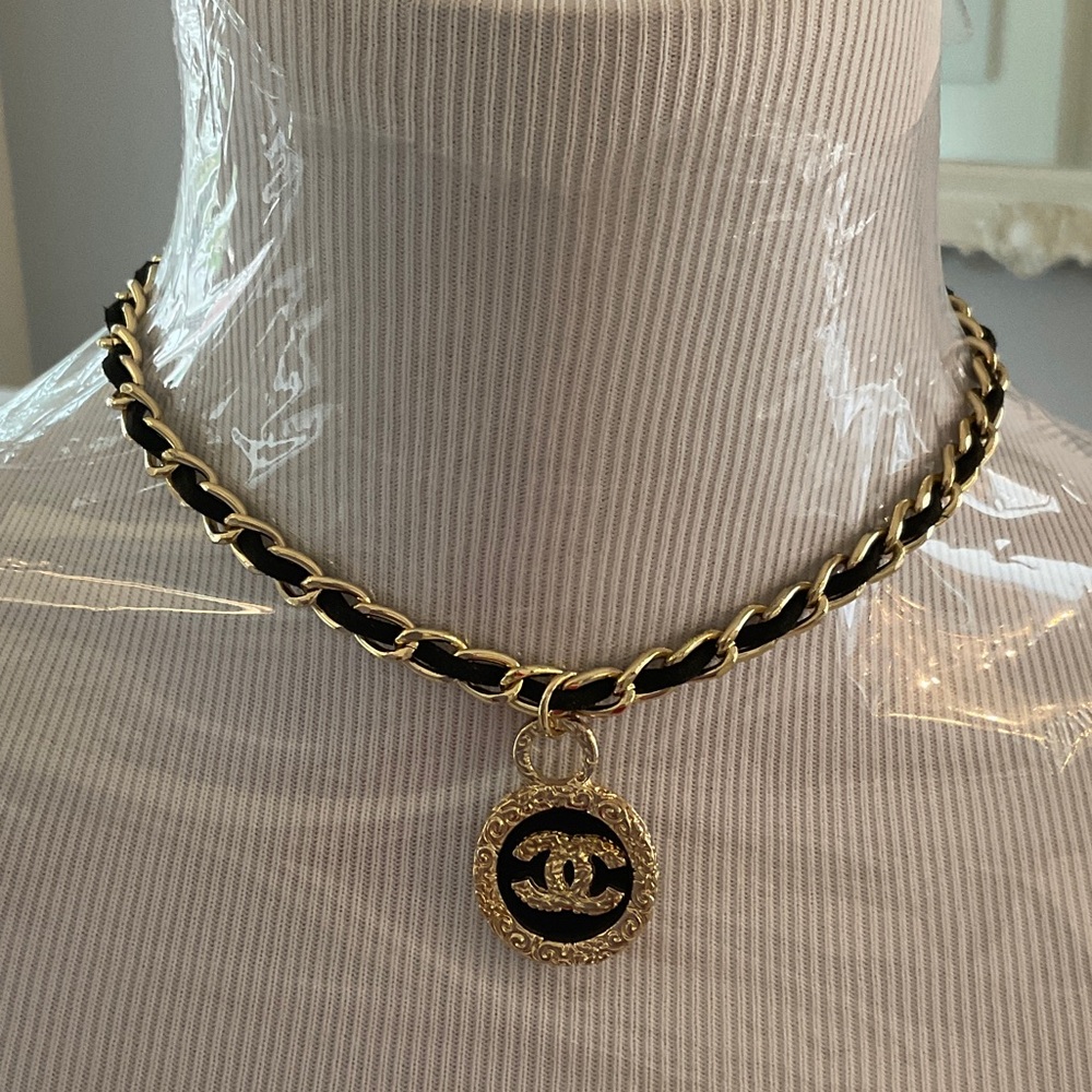 Chic Gold and Black Pendant Necklace